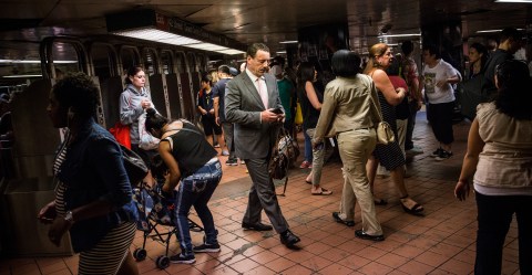 Apuñalan a un hombre dentro de una estación del metro de Nueva York