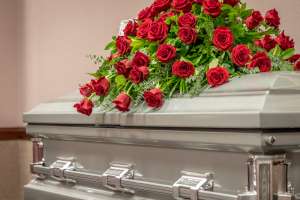 Muere de un infarto en pleno funeral de su esposa