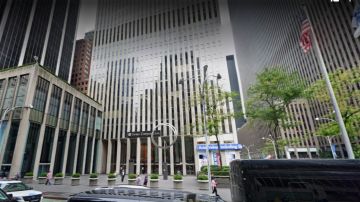 Incendiaron árbol de Navidad en puerta de rascacielos de Fox News y The Wall Street Journal en Nueva York