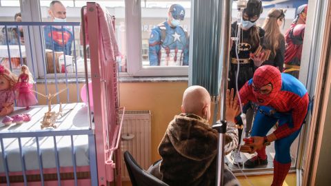 VIDEO: Niña de 2 años vence al cáncer en Escocia a pocos días de la Navidad