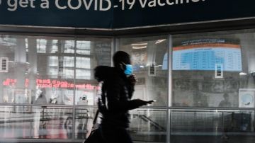 Omicron: Qué están haciendo los fabricantes de vacunas ante la aparición de esta variante del COVID