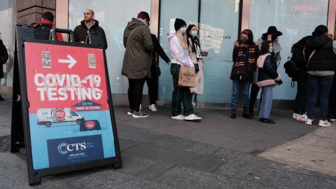 Un grupo de personas se alineaba el 5 de diciembre frente a un sitio de pruebas de Covid en Times Square.