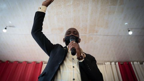 Pastor evangélico estafa.