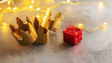 Three,Gold,Crowns,And,Red,Gift,Box,For,Concept,Of