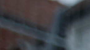 VIDEO: Bajan del avión a joven por usar una tanga roja en la cara en lugar de mascarilla