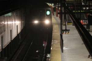 Hombre de 61 años fue empujado hacia las vías del metro en Manhattan