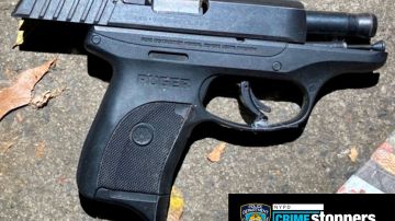 Pistola Ruger EC9 9mm decomisada al sospechoso.