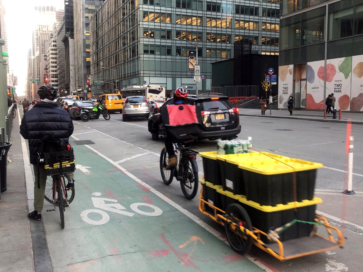 Ciclista latino sube a la acera, cae y es arrollado por camión postal: tragedia vial al amanecer en Nueva York