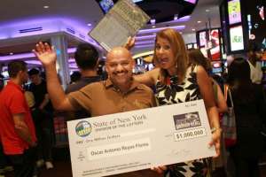 Se retira Yolanda Vega, hispana que por 32 años anunció los números y entregó cheques afortunados de la Lotería de Nueva York