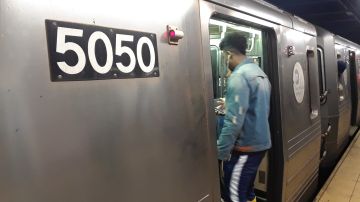 Pasajero entrando al Metro de NYC.