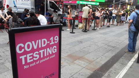 Exámenes COVID en Times Square, meca turística mundial.