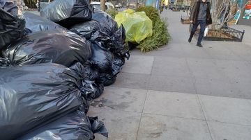 En algunas calles de Manhattan la basura se acumula más de lo normal. (Foto: F. Martínez)