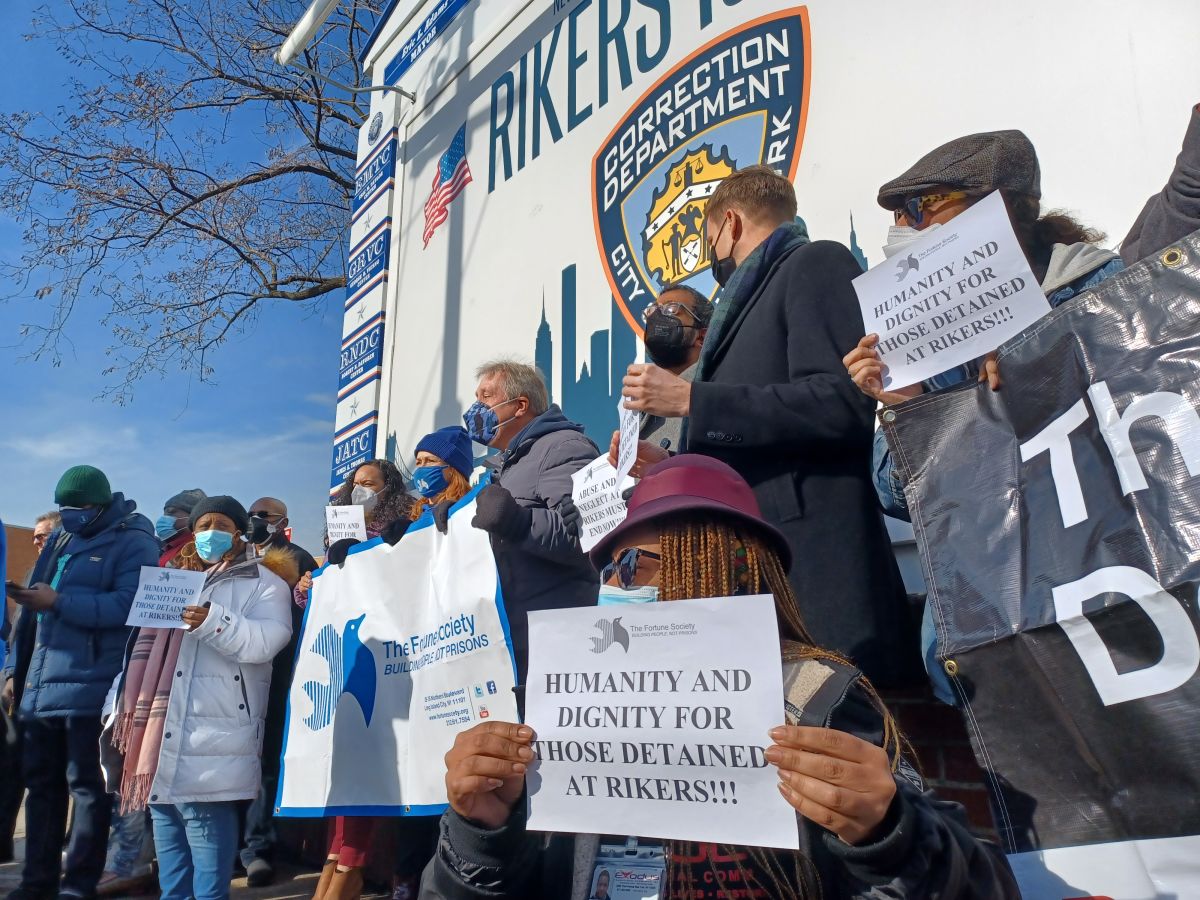 Una protesta exigió contener la "crisis humanitaria" en Rikers en enero 2022.