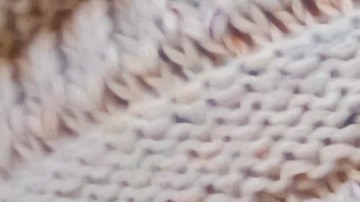 La salvadoreña María Orellano muestra cómo se ha triplicado el costo de su cesta alimenticia