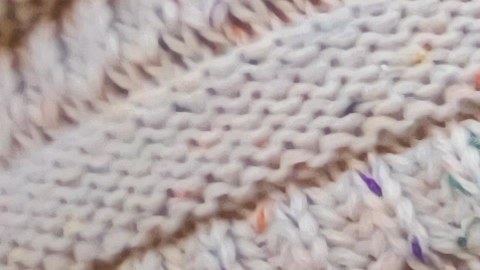 La salvadoreña María Orellano muestra cómo se ha triplicado el costo de su cesta alimenticia