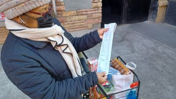 La salvadoreña María Orellano muestra cómo se ha triplicado el costo de su cesta alimenticia