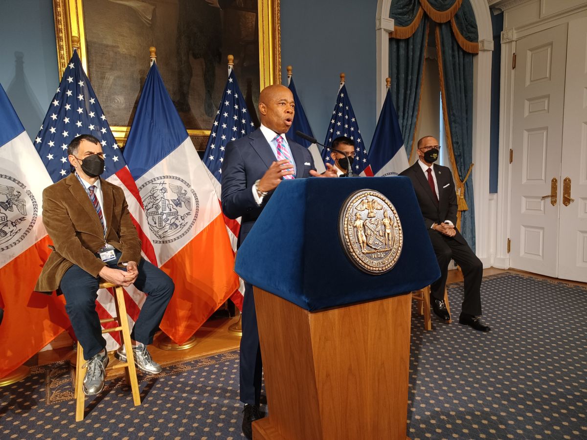 "Nosotros estamos ganando", dijo el mandatario municipal al anunciar la continuidad de las clases presenciales en NYC. 