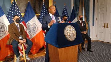 "Nosotros estamos ganando", dijo el mandatario municipal al anunciar la continuidad de las clases presenciales en NYC.