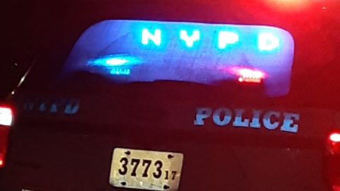 Patrullaje nocturno NYPD.