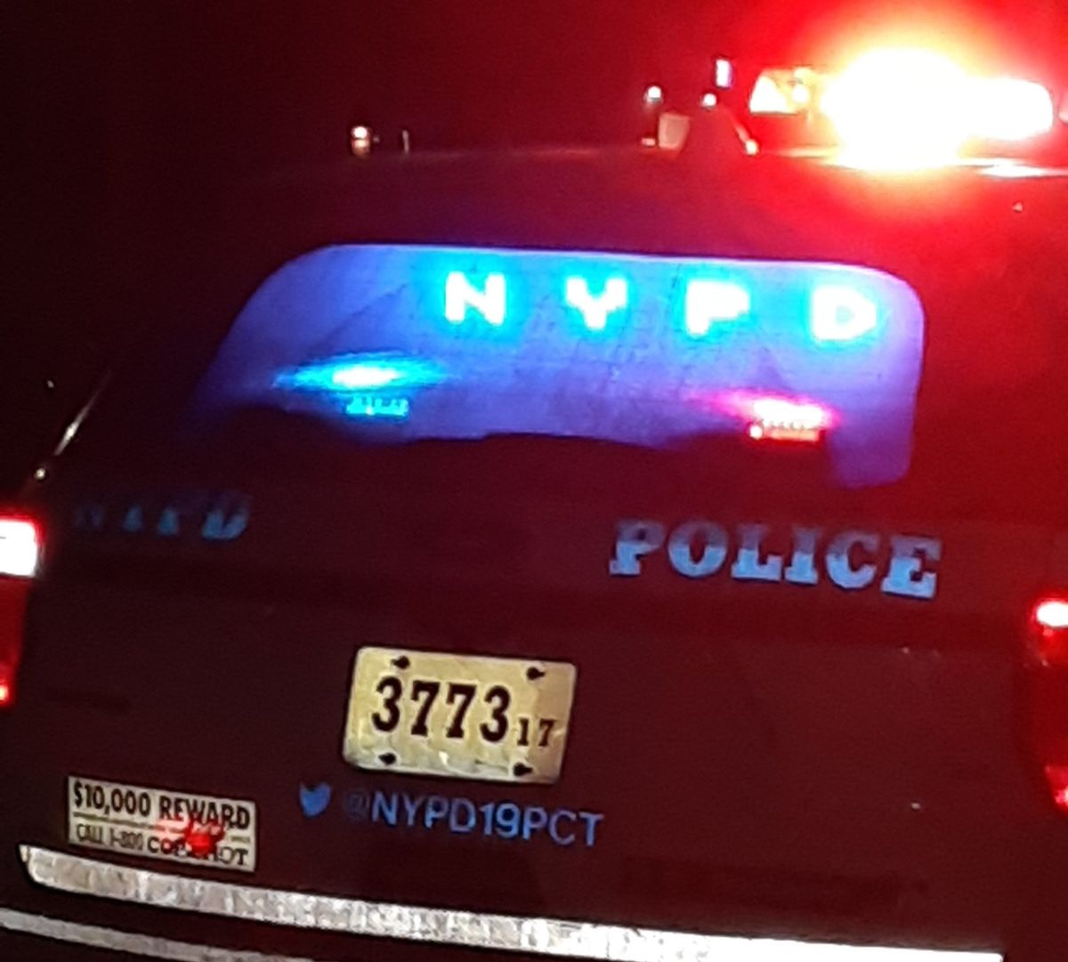 Patrullaje nocturno NYPD.