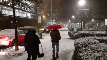 La nevada tomó fuerza la noche del viernes en NYC.