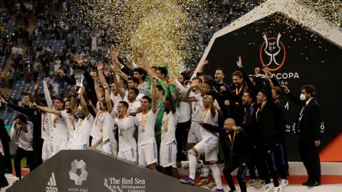 Los jugadores del Real Madrid celebran su victoria ante el Athletic