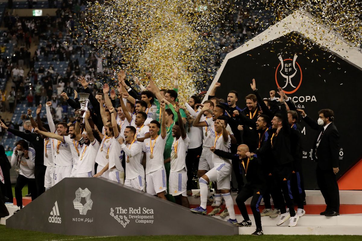 Los jugadores del Real Madrid celebran su victoria ante el Athletic