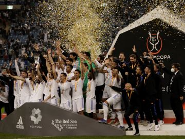 Los jugadores del Real Madrid celebran su victoria ante el Athletic
