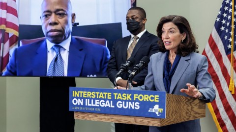 La gobernadora Hochul y el Alcalde Adams dan otro paso ante la sofocante crisis de violencia que toma vuelo en 2022.