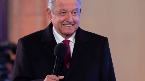 "Informo a ustedes que estoy contagiado de #COVID19 y aunque los síntomas son leves, permaneceré en aislamiento", escribió AMLO.