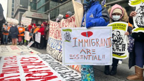 La boliviana Liliana Jaramillo, en la manifestación para que aprueben más dinero al Fondo de trabajadores excluidos en Manhattan