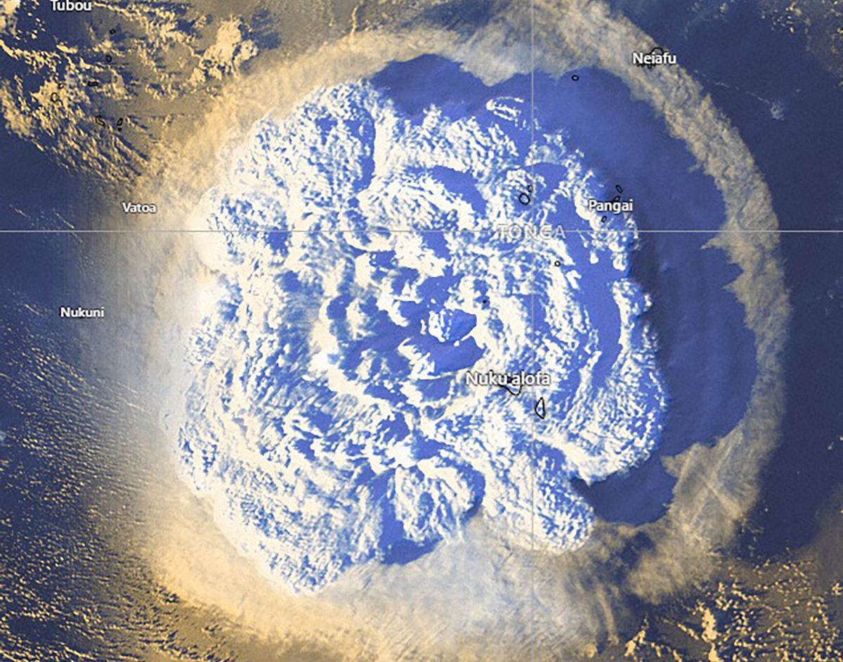 Imagen satelital que muestra la erupción de un volcán submarino en la isla de Tonga que provocó un tsunami.