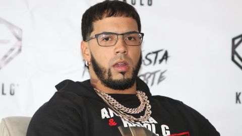 Anuel vuelve a presumir de sus prendas costosas, pero le dicen que mejor aprenda a hablar