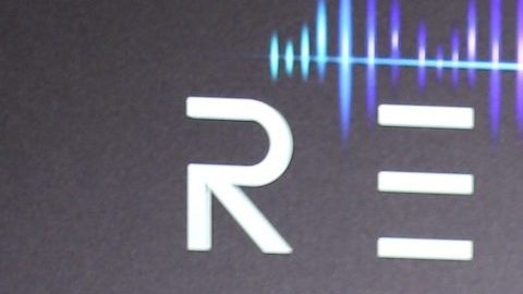 Anuel grita su amor por Yailin y la sorprende con rosas y peluches mientras está en el hospital