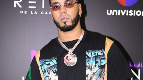 Anuel grita su amor por Yailin y la sorprende con rosas y peluches mientras está en el hospital