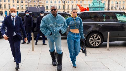 Julia Fox revela el nombre de pareja que creó para ella y Kanye West