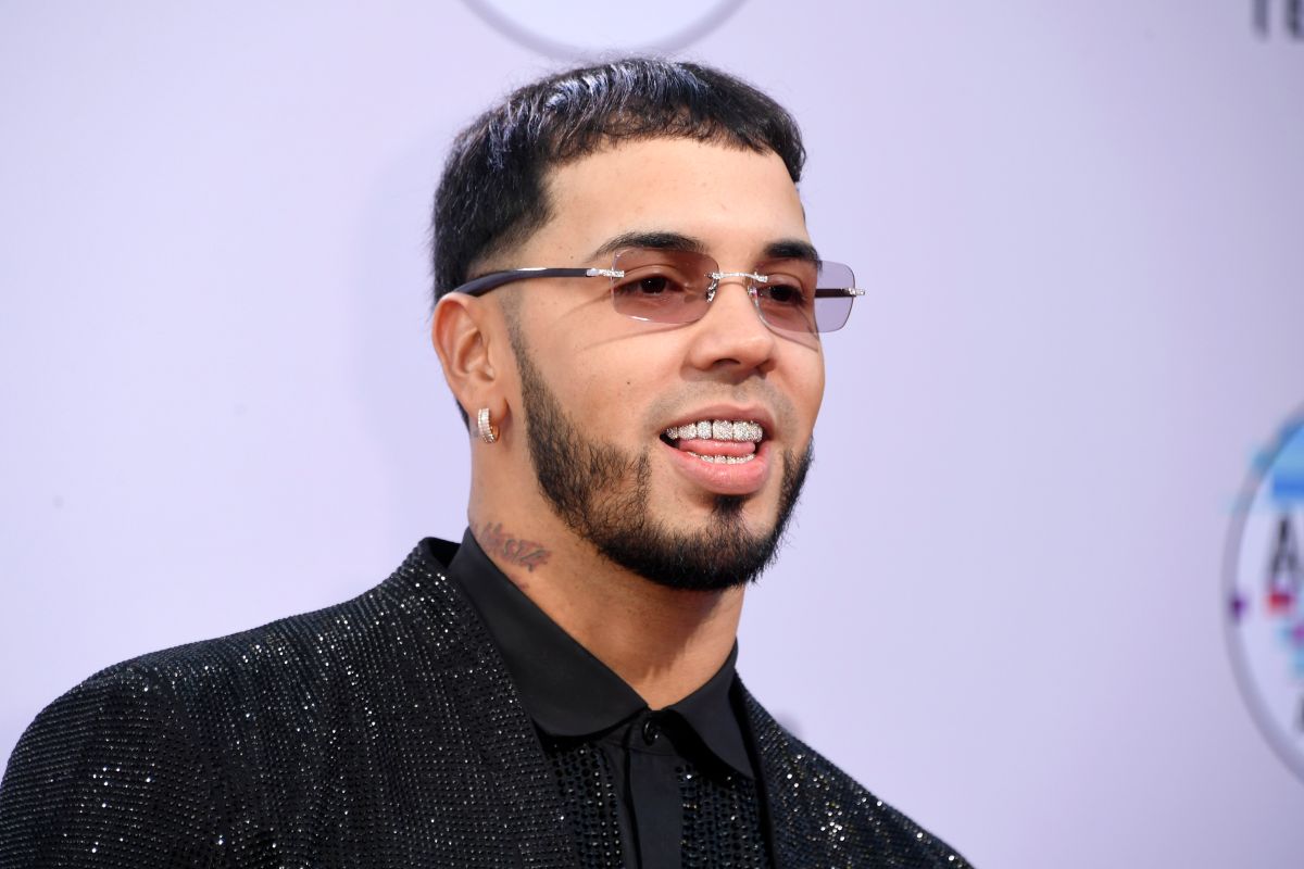 Video: Anuel AA boasts a luxurious chain with the faces of Kobe Bryant, Michael Jordan, Conor McGregor, Mike Tyson and Muhammad Ali