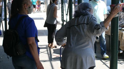 Quienes cuidan a los ancianos recibirán un mejor pago en Nueva York.