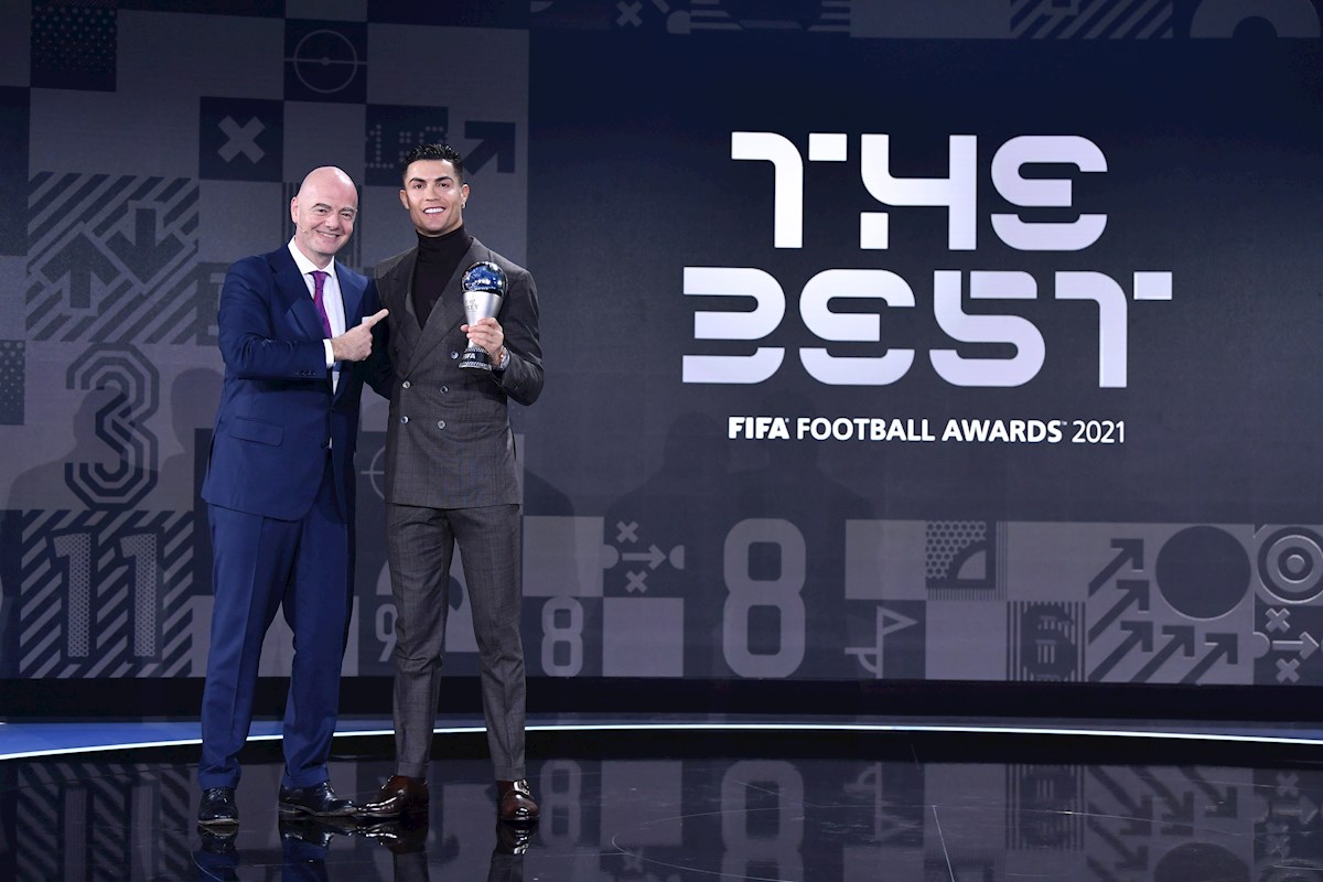 Cristiano Ronaldo junto a Gianni Infantino, presidente de la FIFA.