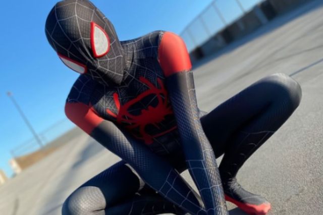 Hombre vestido de Spider-Man escala un edificio en Los Ángeles y le pide a Marvel que lo llame