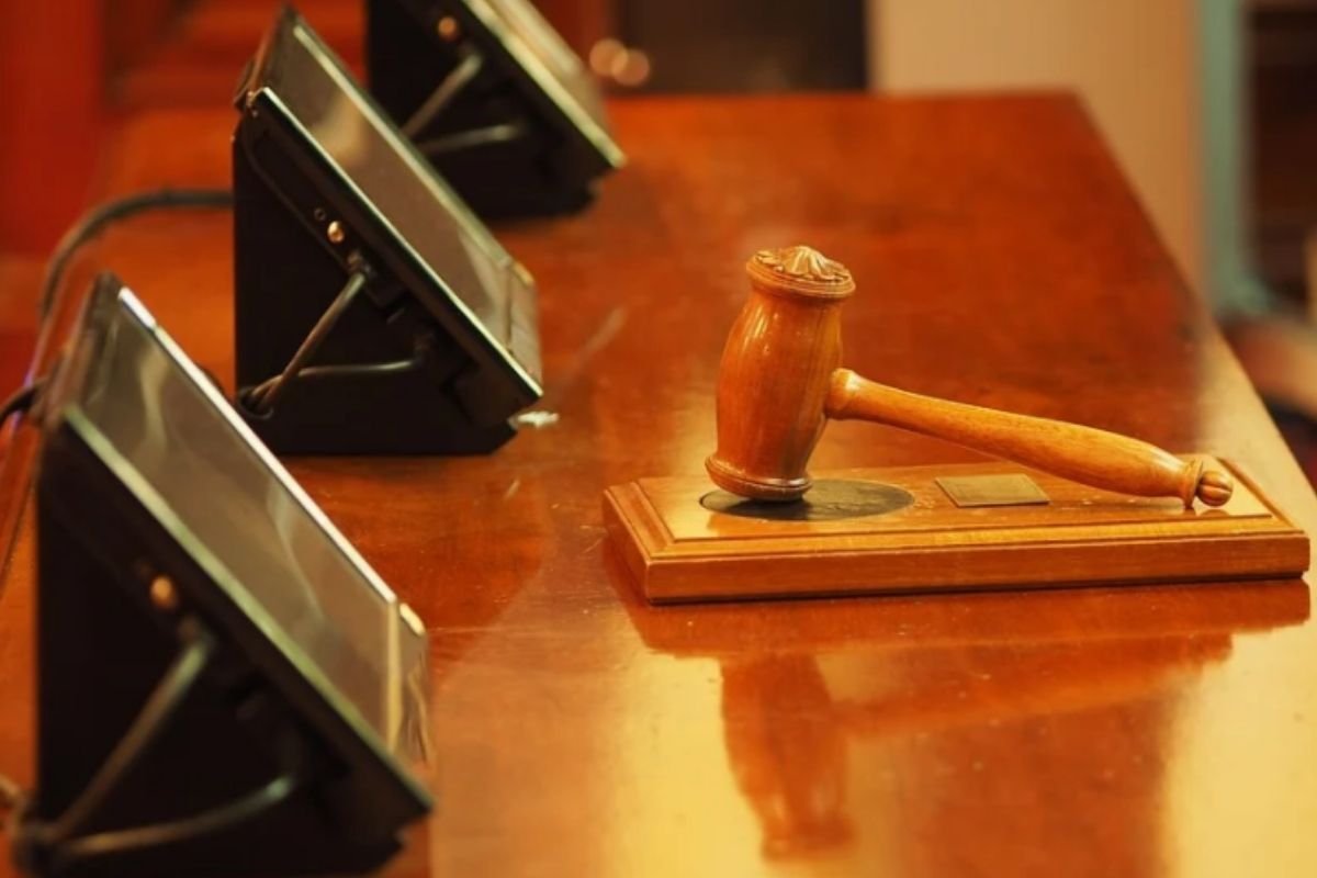 Tribunal retira a familia sus 3 hijos por vivir con paneles solares, agua de pozo y un huerto