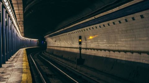 Video: Conductor se confunde y termina manejando sobre las vías del tren en Turquía