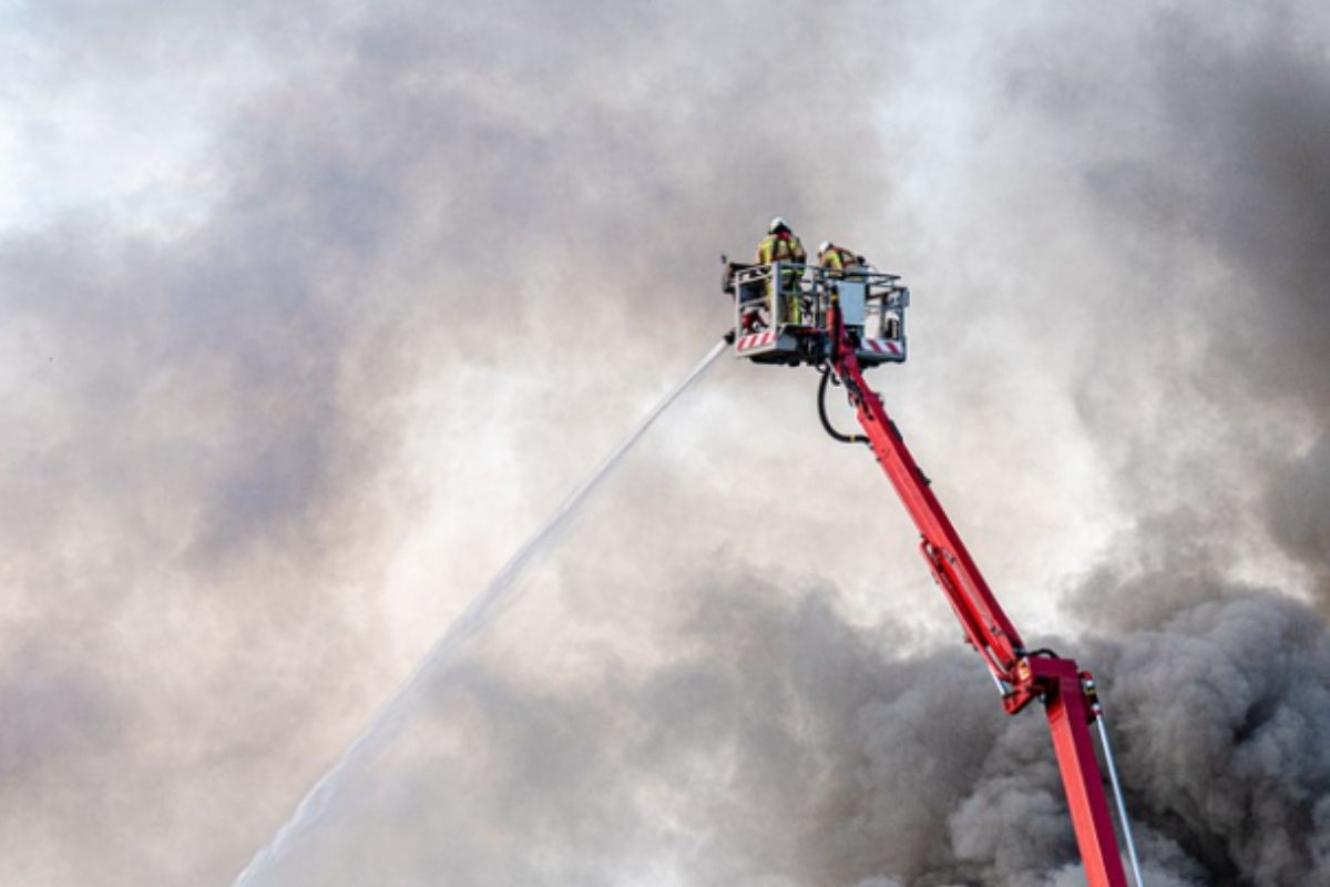 Pareja hispana afectada por los incendio exige una fuerte indemnización.