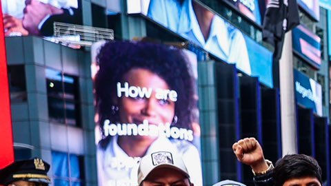 Los trabajadores celebraron la legislación que los beneficia, ayer en Times Square./Twitter