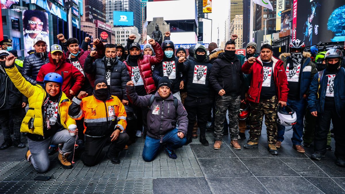 Los trabajadores celebraron la legislación que los beneficia, ayer en Times Square./Twitter