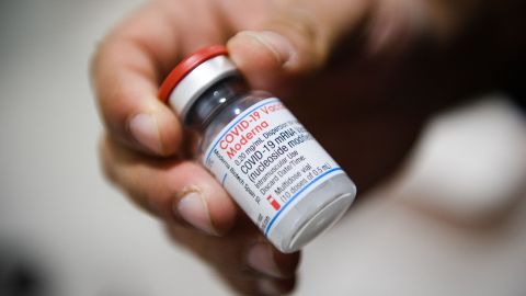 Covid: Vacuna de Moderna recibe aprobación completa de la FDA