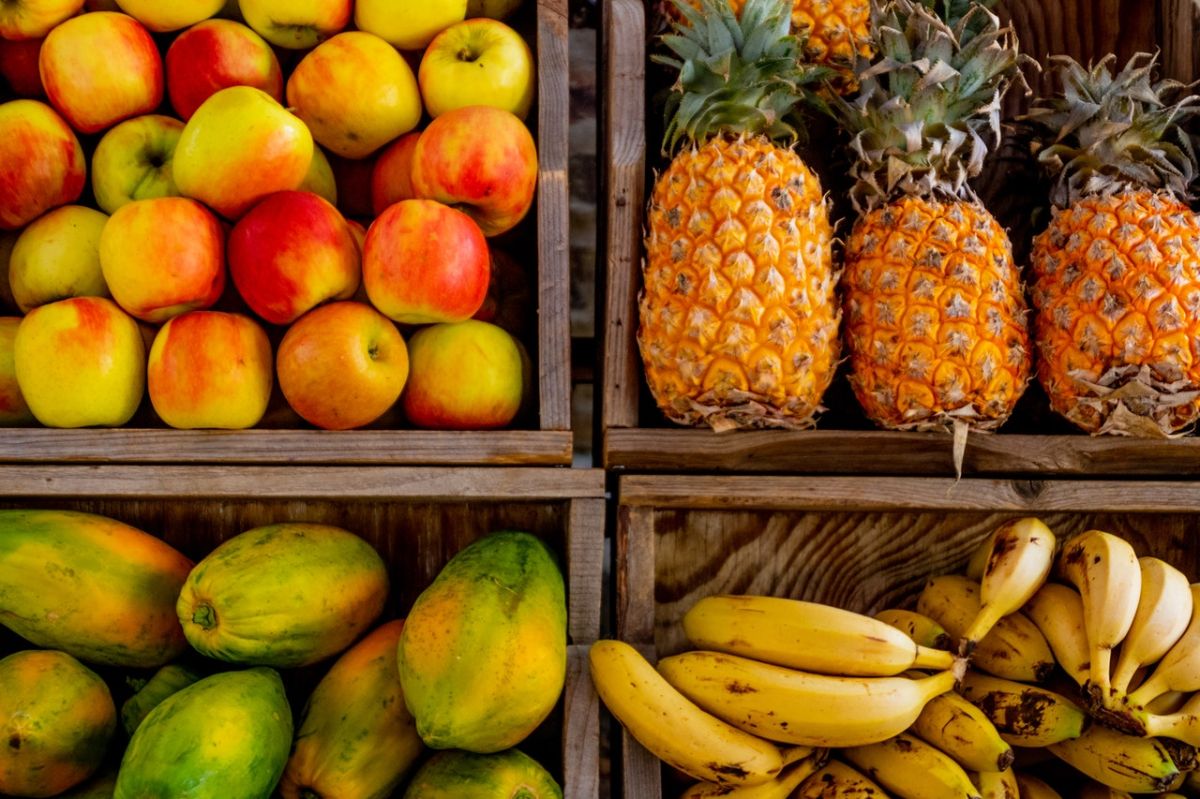 Los adultos deben consumir el equivalente a 1.5 a 2 tazas de frutas y de 2 a 3 tazas de vegetales al día.