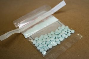 Incautan $1 millón de dólares en 32,000 pastillas de fentanilo en hotel del aeropuerto JFK de Nueva York: dos detenidos
