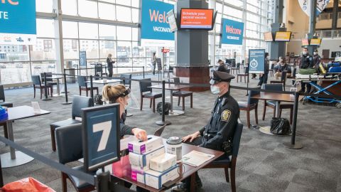 Vacuna policia Massachusetts