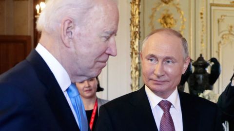 Los gobiernos del presidente Joe Biden y el mandatario Vladimir Putin mantienen el diálogo sobre Ucrania.